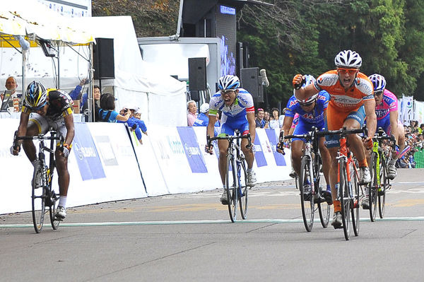 　国内最高峰の自転車ロードレース、ジャパンカップが10月23日に栃木県宇都宮市で開催され、豪州のネイサン・ハース（ジェネシス・ウェルスアドバイザーズ）が小集団のゴールスプリントを制して初優勝した。