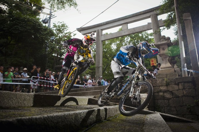 神聖な神社やお宮をMTBでダウンヒルするレッドブル・ホーリーライドは京都・岩清水八幡宮で