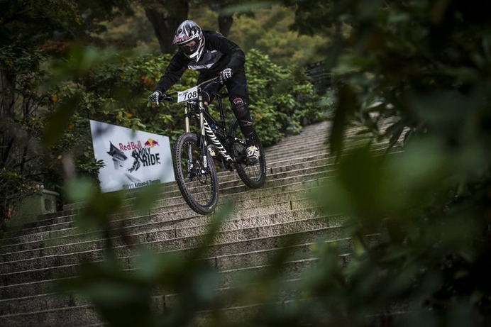 神聖な神社やお宮をMTBでダウンヒルするレッドブル・ホーリーライドは京都・岩清水八幡宮で