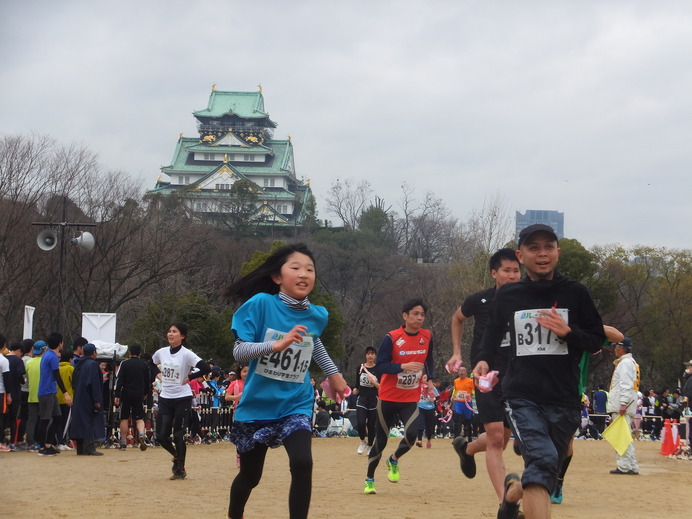 天守閣をバックにチームで完走を目指す「大阪城リレーマラソン」3月開催