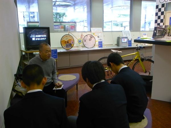 　便利で楽しい自転車のあり方を考える「大阪の自転車を考え展」が大阪市のアサコムホールで11月17日まで開催されている。自転車のルールや走行マナーが問題視されている中、自由な発想で問題点の改善や魅力的な自転車スタイルを提案するもの。会場にはそれぞれ強烈な個