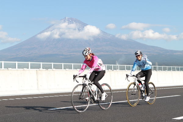 「ふじのくにサイクルフェス2011 in 新東名」が11月26日に静岡県の新東名高速道路本線上で開催され、およそ1,800人のサイクリストが開通前の高速道路を疾駆した。