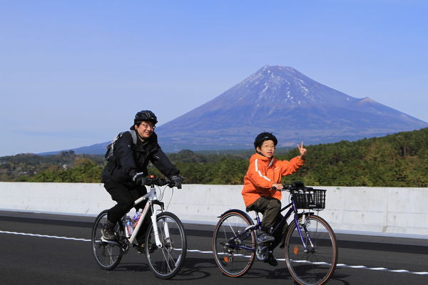 「ふじのくにサイクルフェス2011 in 新東名」が11月26、27日に静岡県の新東名高速道路本線上で開催され、およそ8,000人のサイクリストが開通前の高速道路を疾駆した。