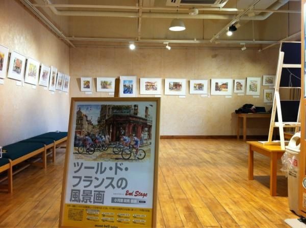 　ツール・ド・フランスをMTBで追いかけるイラストレーター、小河原政男の個展「ツール・ド・フランスの絵画展」が12月3日にモンベル・神戸三ノ宮店で開幕した。同展はおよそ1年かけて全国8店舗のモンベルサロンで開催されている。2007年に初の個展を開催したが、今回は