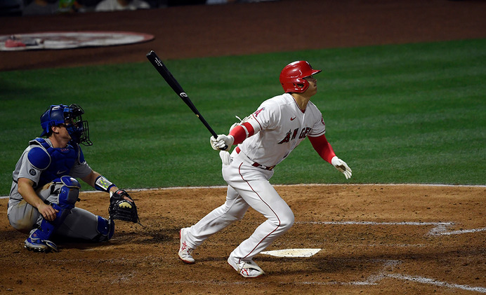 【MLB】「彼はスーパーヒューマン」 大谷翔平、右手1本のフェンス直撃打に現地実況も感嘆の声