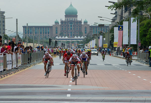 　第32回アジア自転車競技選手権、第19回アジア・ジュニア自転車競技選手権は2月16日、マレーシア・プトラジャヤで男子ジュニアの個人ロードレースが行われ、西村大輝（東京・昭和第一学園高）がゴール勝負を制して優勝。小橋勇利（愛媛・松山工業高）も2位になった。