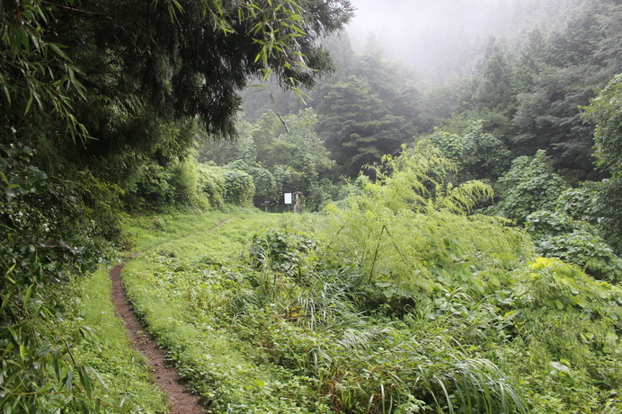 登山開始。民家の脇を通り抜ける。