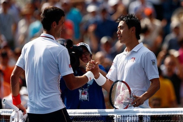 ジョコビッチ（背中）と錦織（9月6日）　(c) Getty Images