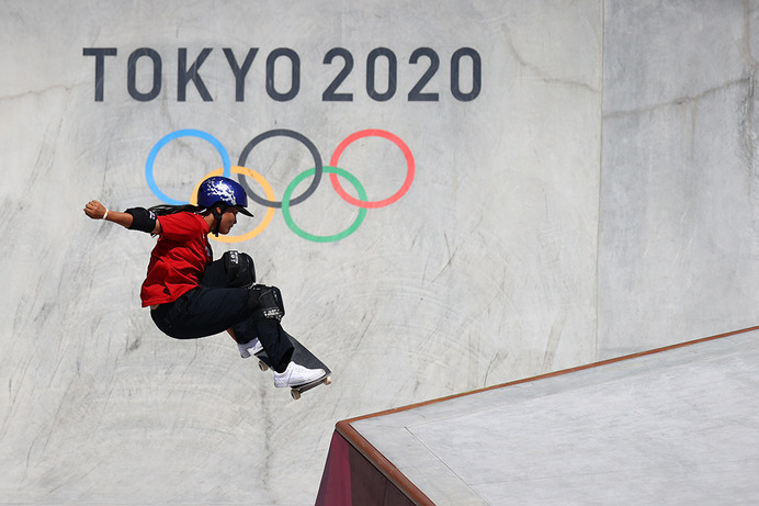 【東京五輪／スケートボード】五輪公式インスタが「パーク」決勝に熱烈賛辞　ライバルを抱きしめる感動シーンに脚光