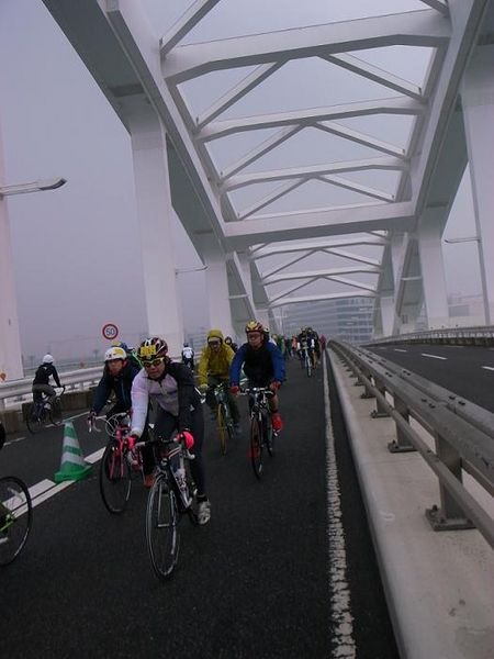 　大阪サイクルイベント「OSAKA CYCLR TOUR」が3月18日（日）に開催され、約4800人のサイクリストが集結した。天気はあいにくの小雨だったが、参加者たちは普段走ることのできない道路を自転車で走り、広大な大阪湾の景色を楽しんだ。