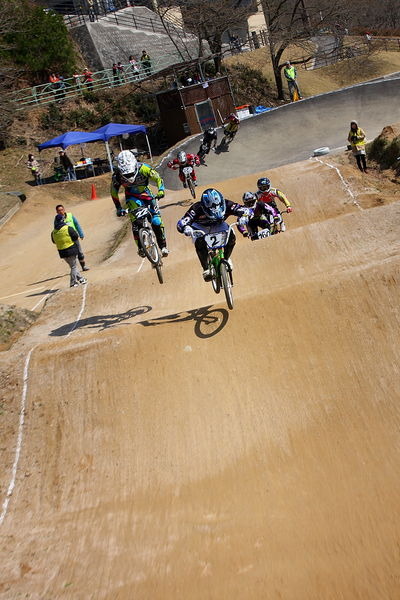 　JBMXFジャパンシリーズが4月1日、広島県安芸高田市の土師ダムBMXトラックで開幕。最高峰のエリートクラスではスタートから優位に立った吉村樹希敢が吉井康平を抑えて、昨年の岸和田大会以来の優勝を決めた。