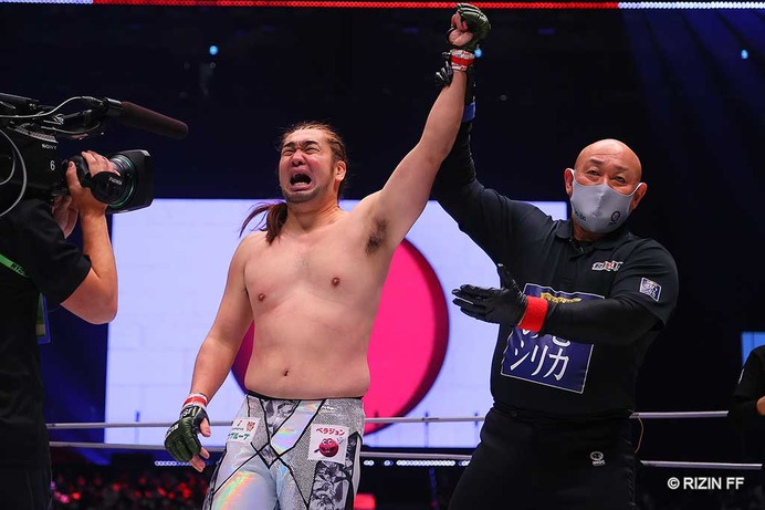 【格闘技／RIZIN.33】シバター、今年も腕十字で元K－1王者に一本勝ち　「俺が負けると思っただろ、ざまぁみろ」