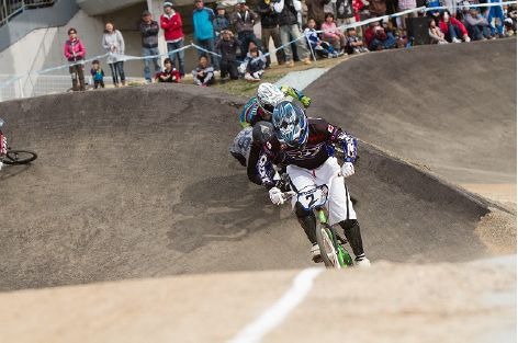 　JBMXFジャパンシリーズ第2戦が4月15日に大阪府岸和田市のサイクルピア岸和田で開催され、エリートクラスでは開幕戦に引き続き吉村樹希敢（トーヨー・クレジットレーシング・ショーエイ）が優勝した。