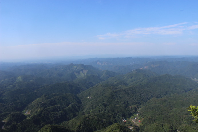 男体山頂からの景色。奥久慈の山々が見える。雲海はすでに消えていた。