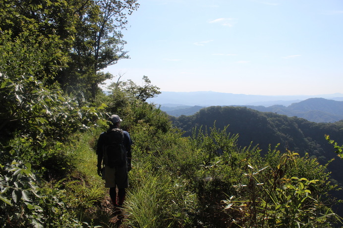 下山は一般コース。山頂近くは見晴らしもよく、歩いていて気持ちがいい。