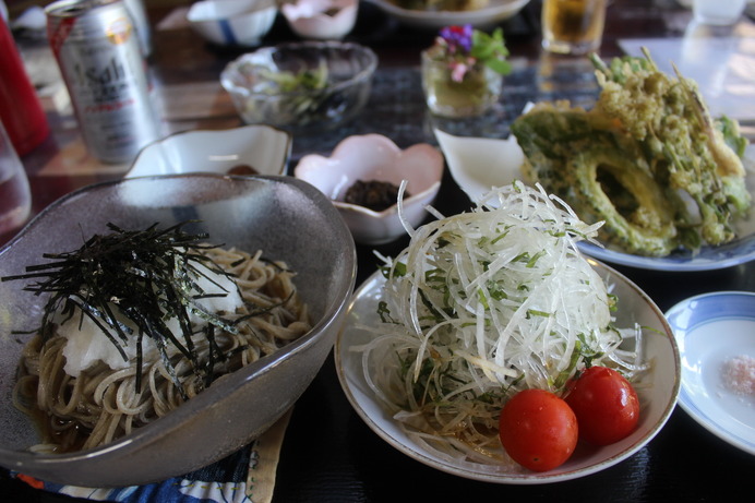 民家をそのまま蕎麦屋にした店内は、居心地も良い。天ぷらには夏野菜がたっぷり。食事の後は、温泉へ。至福のひとときである。
