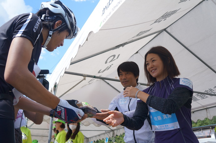 エイドステーションでの佐藤真海さんと中西哲生さん