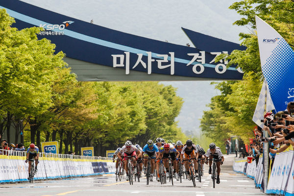 　韓国最高峰の自転車ロードレース、ツール・ド・コリアが4月29日に8日間の全日程を終了し、KSPOのパクソンベクが2度目の総合優勝を達成した。総距離は880km。