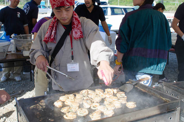 目の前でホタテを焼いてくれます（ツール・ド・東北14）