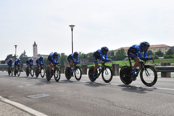 　ジロ・デ・イタリアは5月9日にベローナで第4ステージとして距離32.2kmのチームタイムトライアルを行い、米国のガーミン・バラクーダがトップタイムを記録して区間優勝。同チームのラムナス・ナバルドースカス（24＝リトアニア）が総合成績でトップに立った。