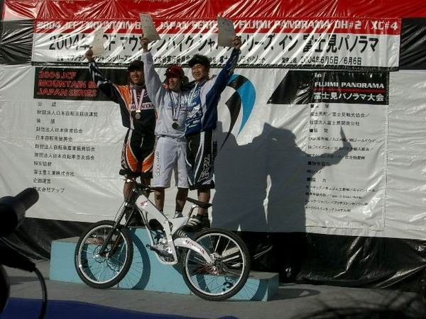 6月5日に富士見パノラマリゾート（長野県）で行われた、Ｊシリーズダウンヒル第2戦で男子は内嶋亮（RYO77）が優勝。2位に井出川直樹（Team G Cross Honda）と上位をホンダのダウンヒルバイクが独占。戦闘力の高さを見せつけた。