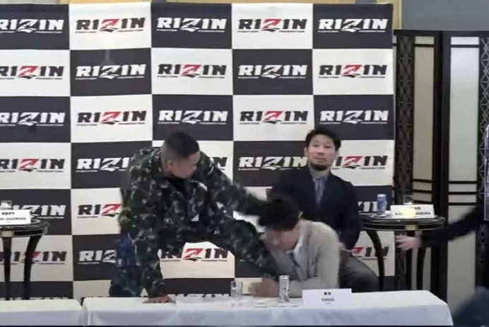 【RIZIN.41】「ところでお前喧嘩すんの？」皇治、芦澤竜誠と舌戦の果て乱闘、最後はゴム手袋で応戦「お前と触れ合うときは必要やねん」