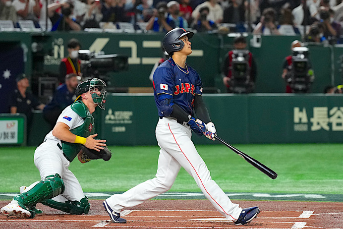 【WBC】「誰もが歴史の一部になりたい」大谷翔平、衝撃の看板直撃“第1号”の行方に注目　ボールをキャッチしたのは…