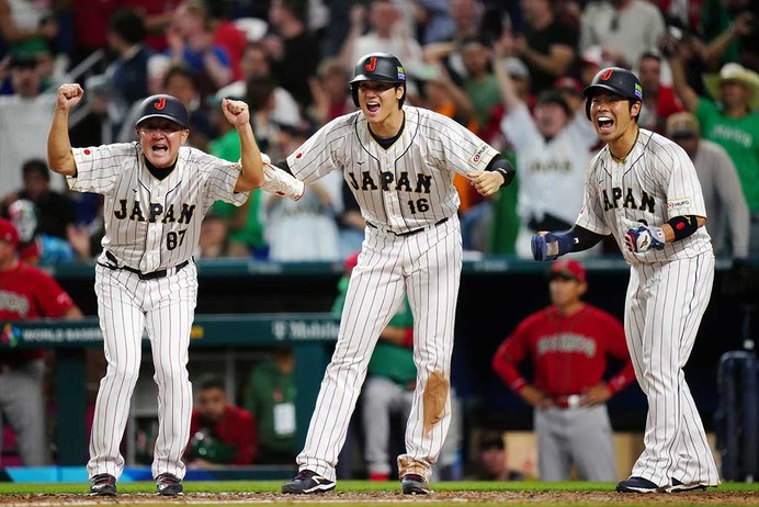 【WBC】吉田正尚の同点3ランに大谷翔平らが歓喜爆発　侍ジャパンの手荒い祝福に吉田はニコリ