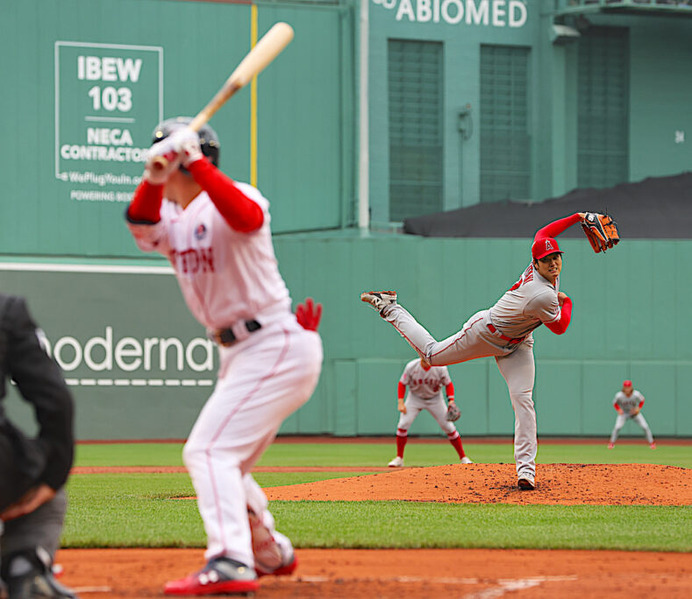 【MLB】大谷翔平 「３月の友は４月の敵」と公式も煽った吉田正尚との直接対決は三振に仕留める　雨とトラブルで31球降板も