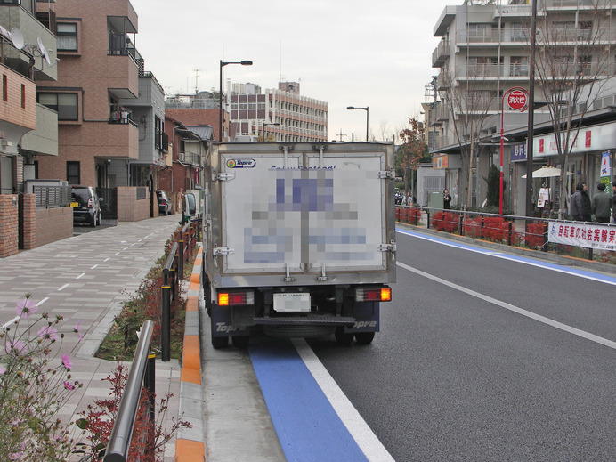 自転車レーンをふさぐ駐車車両。この規制が不可欠なのは疑いない