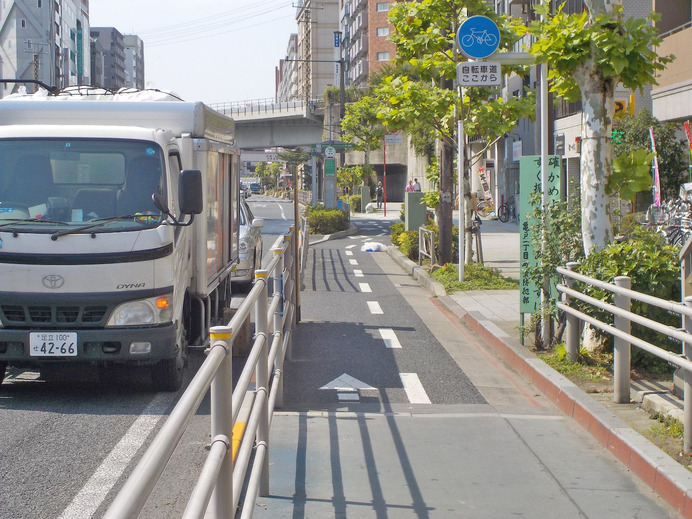 構造分離された自転車道の悪しき例として知られる京葉道路。その問題はブログ氏も指摘する