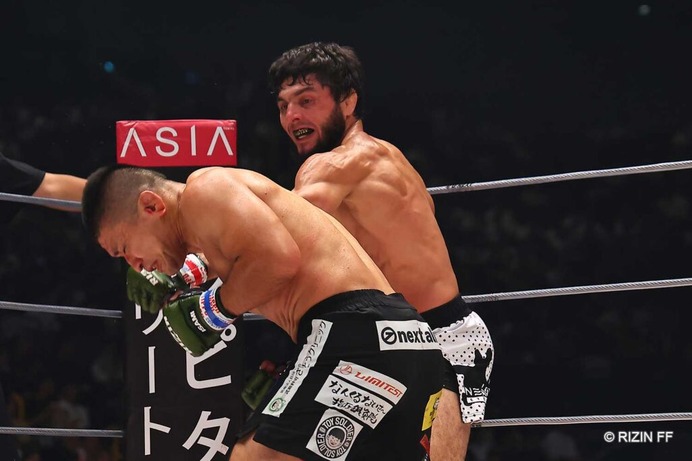 【超RIZIN2】トフィック・ムサエフが衝撃のハンマーフックで“ゴリラ狩り”　「また日本に戻ってきてこれて嬉しい」　