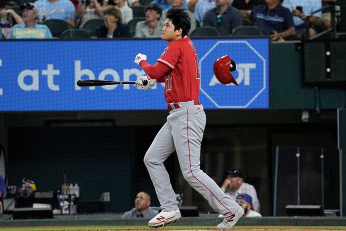 【MLB】大谷翔平、ヘルメットも吹っ飛ぶ“豪快フルスイング”で飛距離133メートル特大42号弾