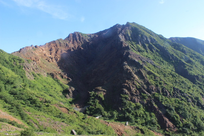 朝日岳の荒々しい姿。まさかこの山を登るとは、登り始めの時点では思わなかった。