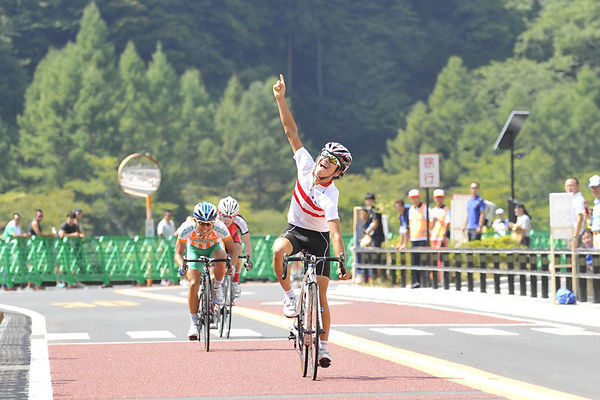　第47回全国都道府県対抗自転車競技大会兼第68回国民体育大会リハーサル大会の男子ロードレースが9月9日に東京都八王子市役所から奥多摩周遊道路を経て奥多摩湖・小河内ダムまでのコースで行われ、西村大輝（東京都）が平塚吉光（静岡県）、白石真悟（山口県）とのスプ