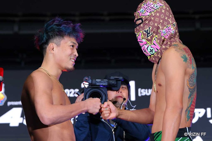 【RIZIN.45】会見“ぶち切れ退出”の芦澤竜誠、覆面姿で計量パス　太田忍とグーパン交わす