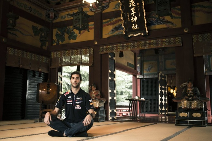東京・谷中の全生庵で祈祷と坐禅をするダニエル・リカルド