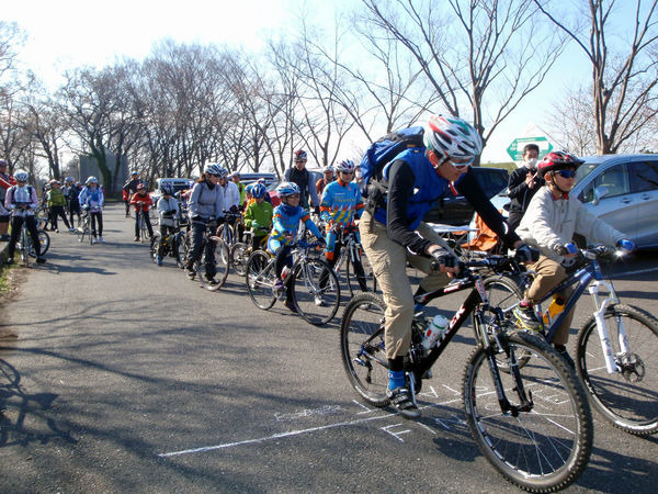 　がまの油汗ながして山道にチャレンジするという「TCF親子ブルベ2012つくば宝探し編」が10月21日に茨城・筑波山で開催される。親子で参加するサイクリングで、今回は坂とクイズに挑んでもらう。対象は小中学生とその保護者。渡された地図を見て、6カ所の宝探しポイント