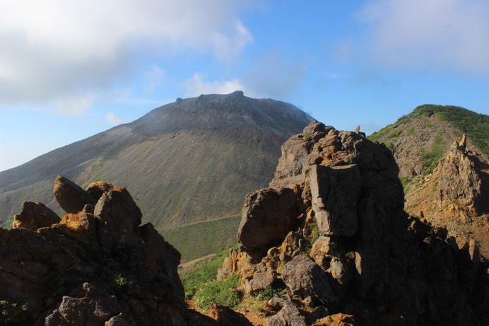 朝日岳登山道途中から見た茶臼岳。登山道には、手前にあるような大きな岩があちこちにある。夢の国にある、とある乗り物を思い出した。