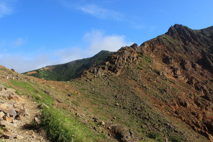 剣が峰付近から見た朝日岳登山道。その険しさゆえ、「ニセ穂高」の異名を持つ。