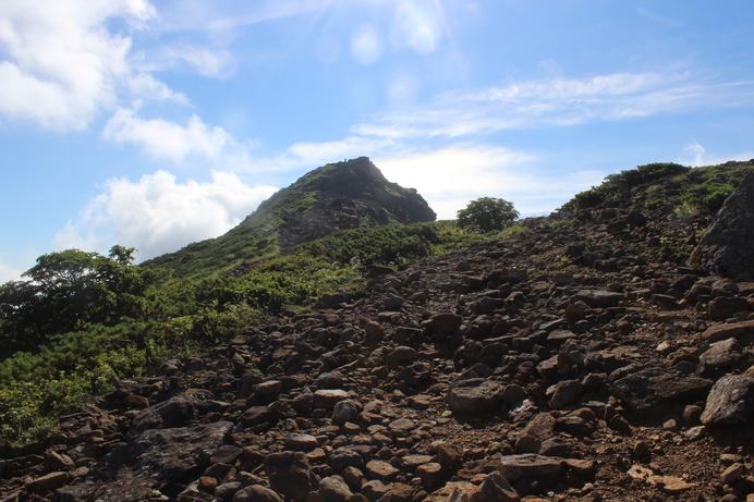 「朝日の肩（1,840m）」付近から見た朝日岳の頂上。