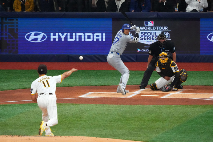 【MLB】「公式も注目」大谷翔平、ダルビッシュ有とのメジャー初対決は“快足飛ばすも”遊ゴロ