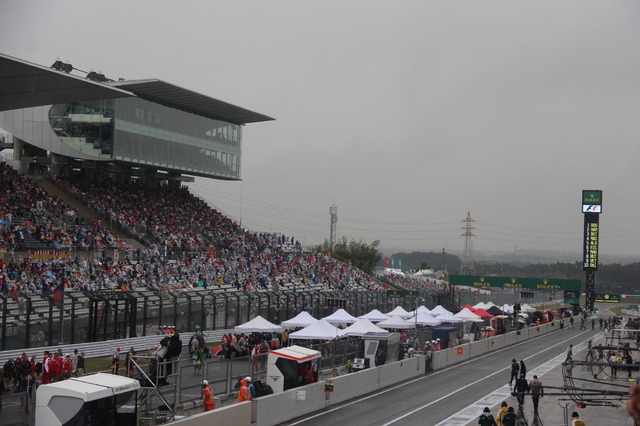 雨模様となった決勝レースのスタート前