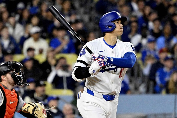 【MLB】「世界一幸運なファン」大谷翔平、待望の移籍後1号の行方に注目　特大131メートル弾に観客席は大熱狂　