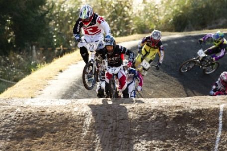 　2012伊豆BMX国際大会が11月18日に静岡県伊豆市の日本サイクルスポーツセンターBMXトラックで開催され、レッドラインの三瓶将廣が優勝した。