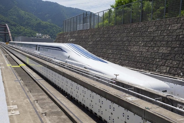 太田国交相はJR東海が申請している中央新幹線の工事実施計画について、三つの観点から審査すると述べた。写真は中央新幹線の営業用車両として開発されたL0系。