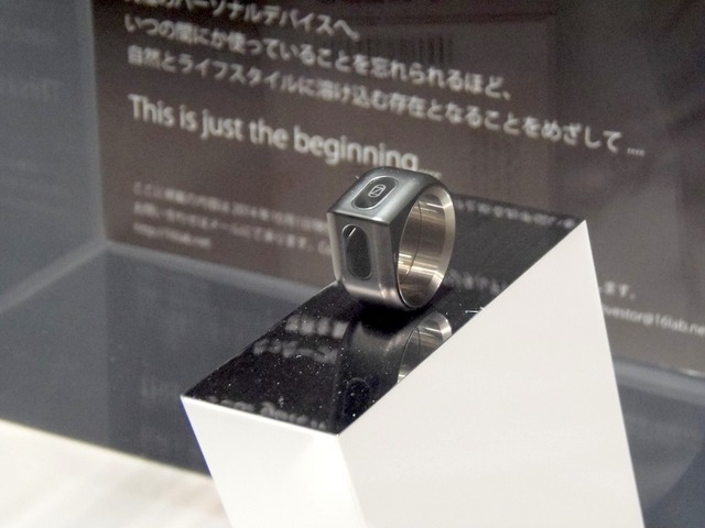 ユニークな指輪型のデバイス。ロゴの書いてある部分がタッチセンサ、側面側がBluetoothのアンテナになっている