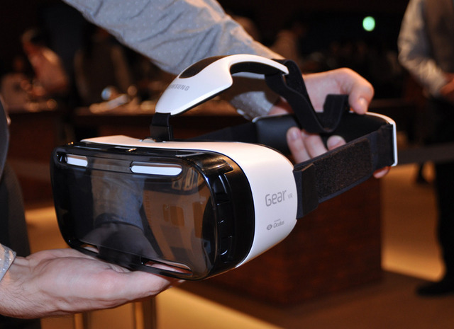 会場で体験ができた3Dヘッドセットの「Gear VR」は、日本では取り扱いが決まっていない「GALAXY Note 4」の専用アクセサリーであるため、現在のところ日本は未定なのが残念だ