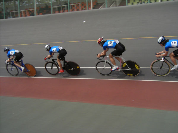 　4月15日に茨城県取手競輪場で「2007全日本学生トラックレースシリーズ第1戦」が開催された。同大会は、
5月中旬に行われる東日本学生選手権、7月末の全日本学生選手権、8月末の大学対抗（インカレ）の参加条件をクリアするために重要な大会。また最近はポイントレース