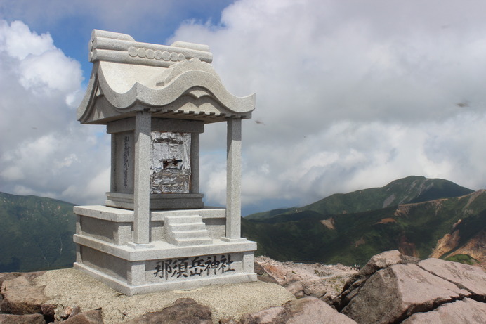 茶臼岳山頂。岩ばかりの頂上ではあるが、広々としていて気持ちがいい。景色の方はガスが出てしまい、少々残念な結果に。